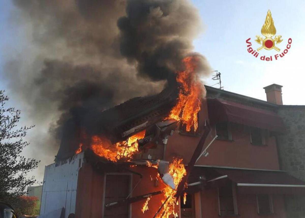 Accende il fuoco per il caffé, ma esplode la casa: morta una 37enne
