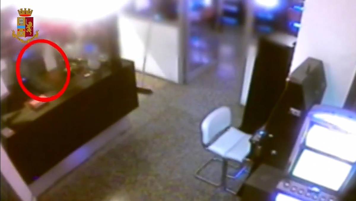 Il frame video di un raid avvenuto in una sala slot di Milano