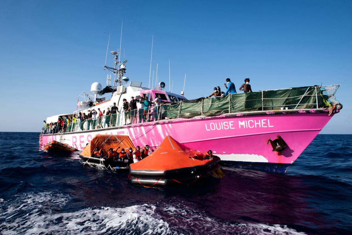 Ignora le autorità italiane e porta i clandestini a Lampedusa. Ma per l'Ong arriva lo stop