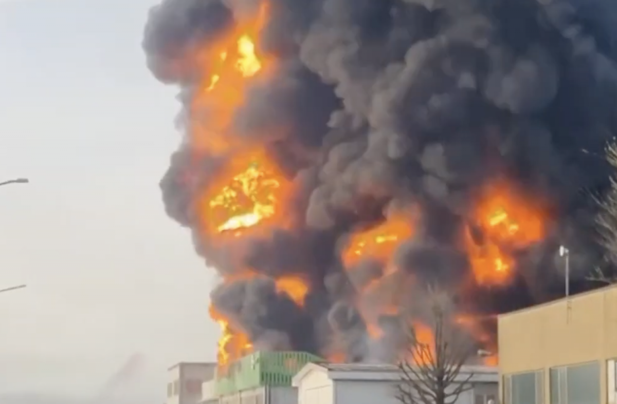 Novara, brucia un'azienda chimica alle porte della città