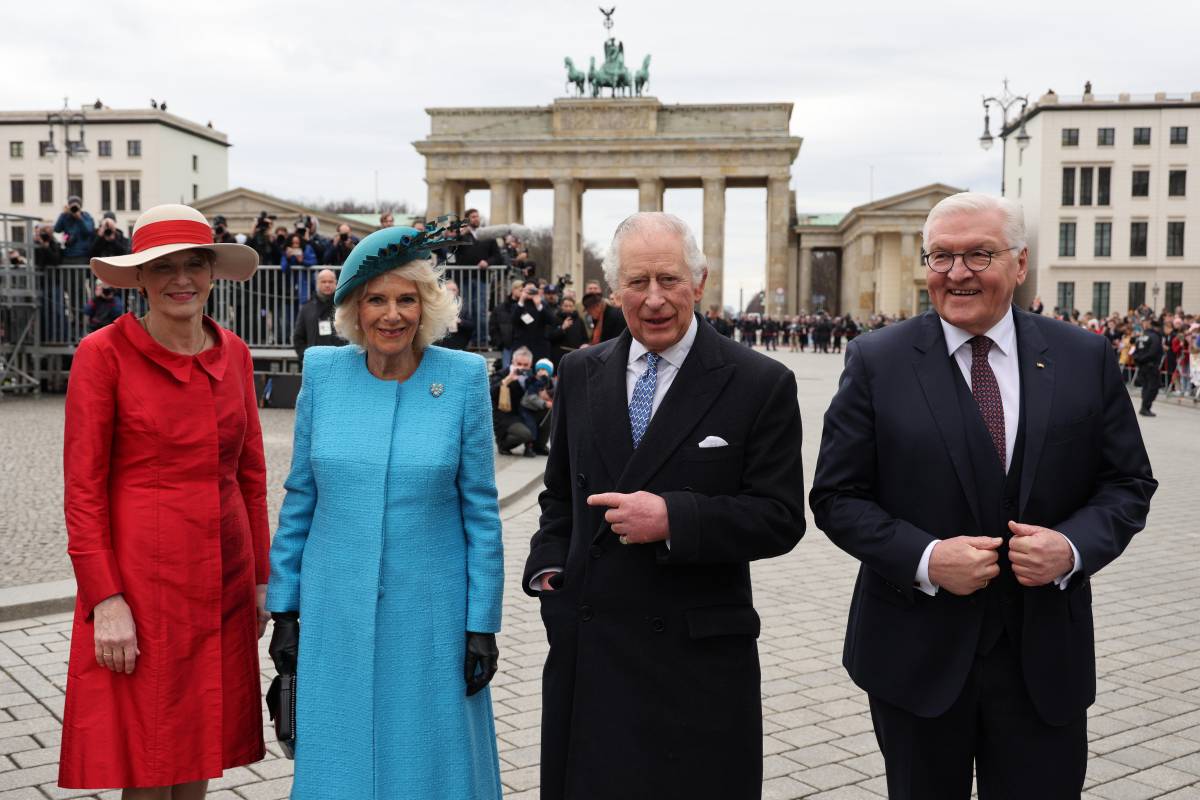 Carlo (e Camilla) per la pace con l'Europa. Prima visita di Stato con onori a Berlino