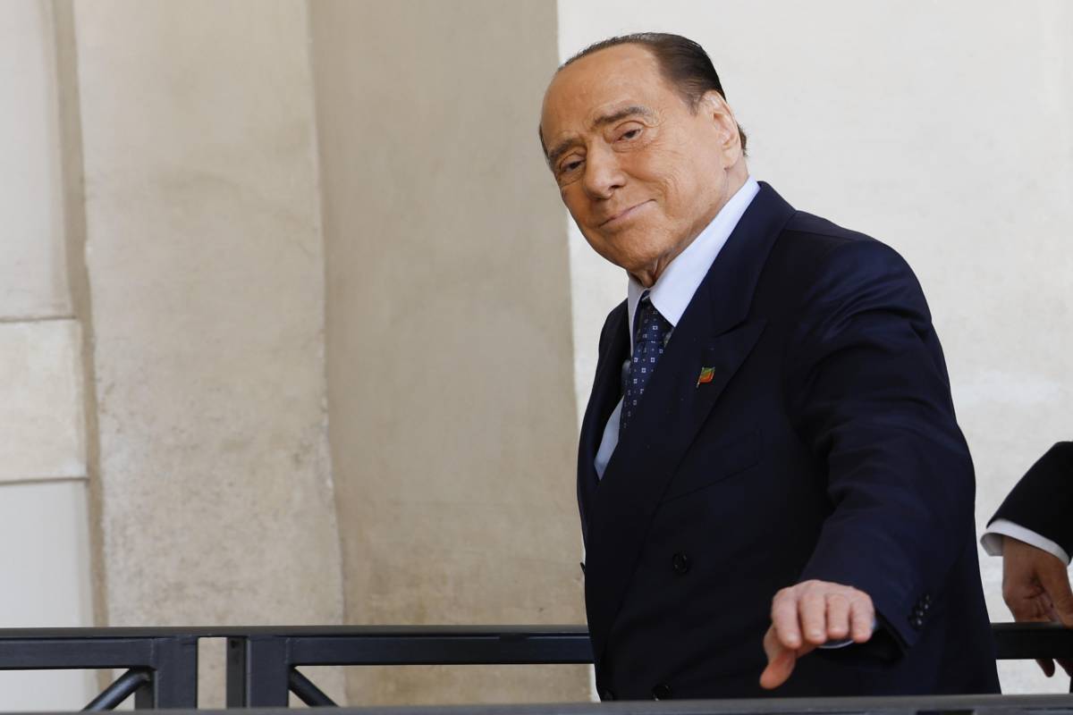 "Costante miglioramento". Berlusconi lascia la terapia intensiva