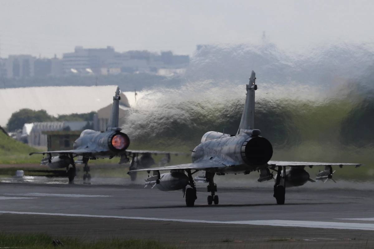 "In azione jet in modalità da combattimento": è alta tensione nello Stretto di Taiwan