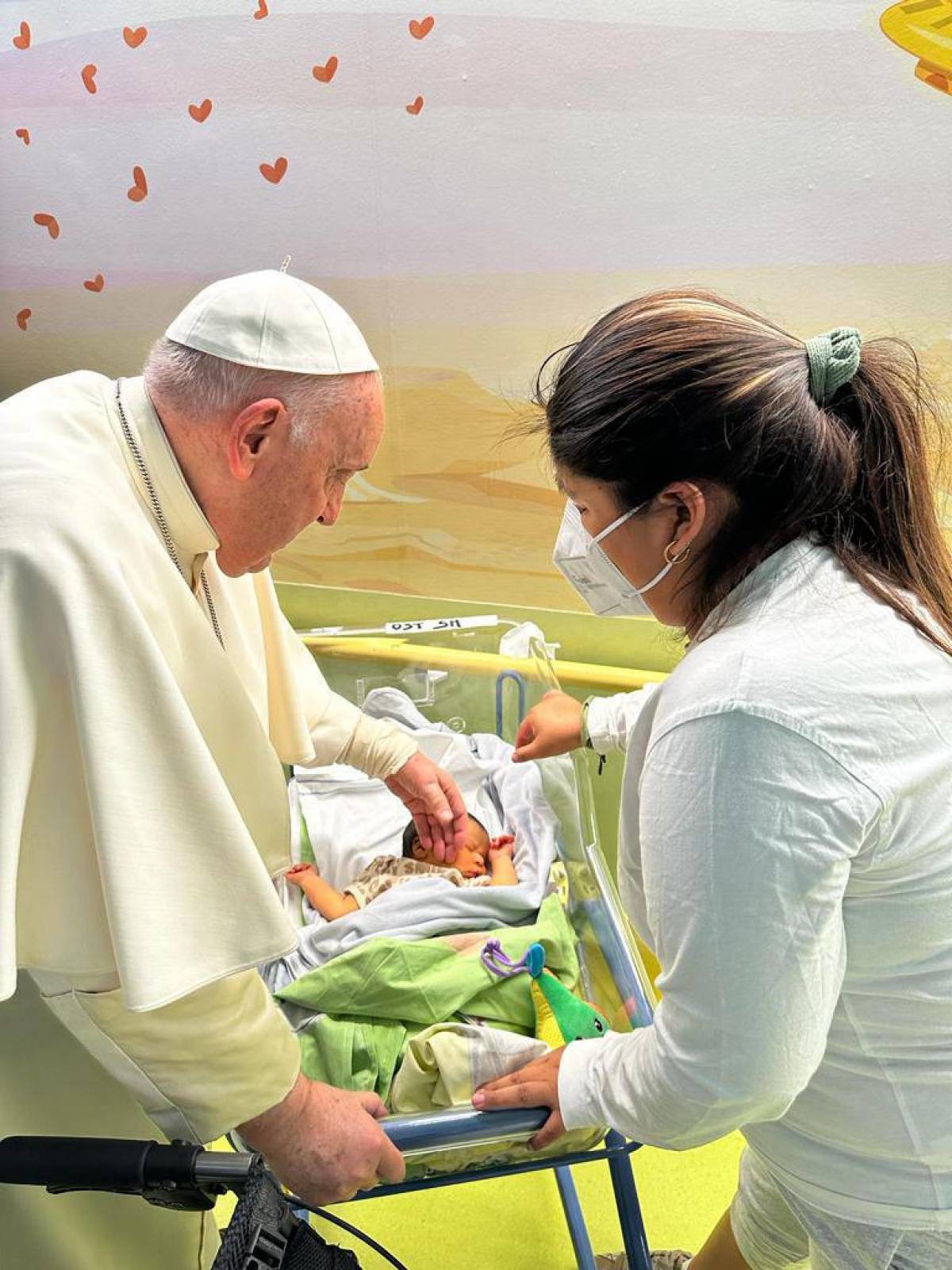 Papa Francesco visita i bimbi del Gemelli e battezza un neonato in Oncologia 