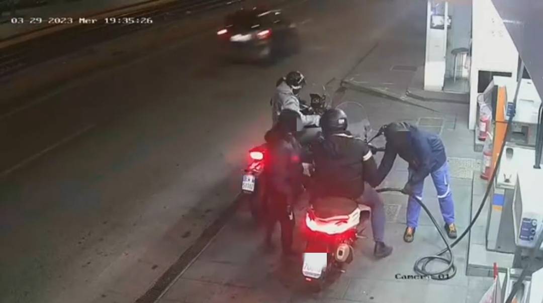 Un frame video della tentata rapina dal benzinaio