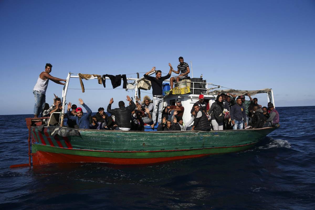 "Soccorreteli ora". Allerta per un barcone con 400 migranti ma Lampedusa è allo stremo
