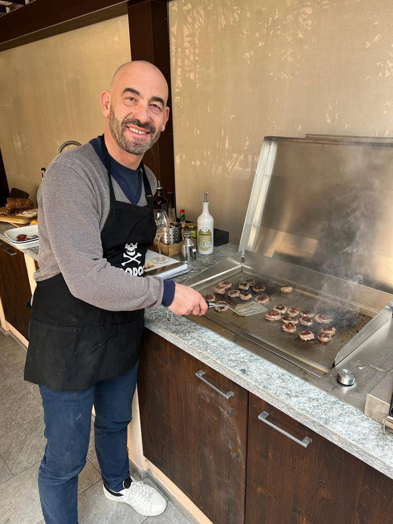 Il virologo Matteo Bassetti impegnato nel barbecue