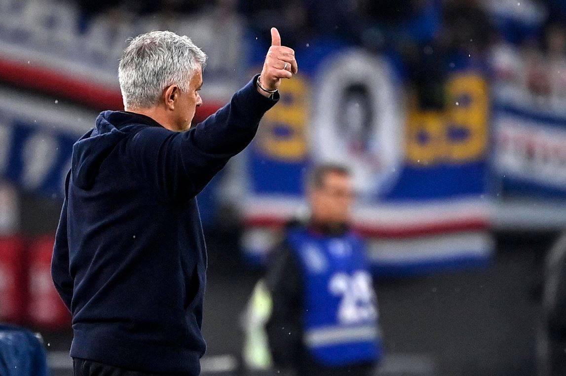 "Sei uno zingaro", i tifosi della Roma insultano Stankovic: Mourinho li zittisce
