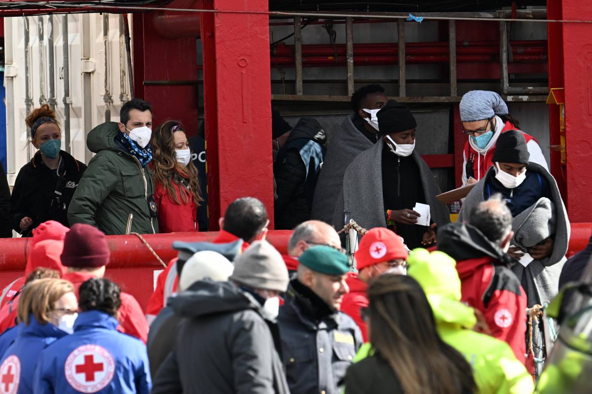 "Si rischiano 50mila arrivi al mese". La proiezione choc sugli sbarchi