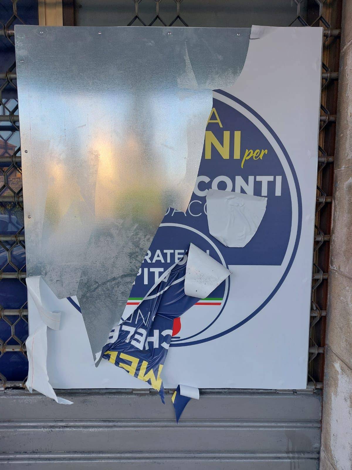 Uno dei manifesti strappati dalla sede del comitato elettorale di FDI a Pisa