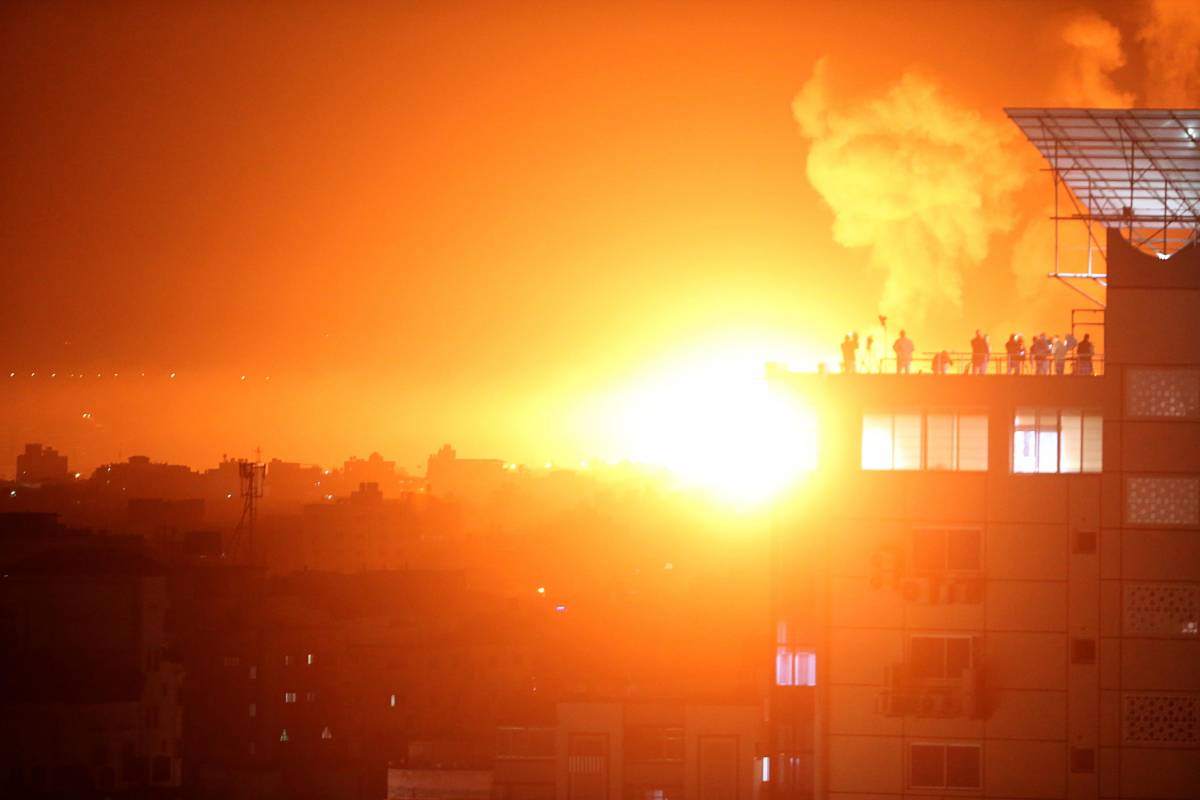 Israele risponde agli attacchi: raid a Gaza e nel sud del Libano