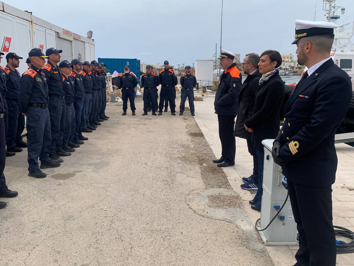 "Vicinanza e stima alla Guardia costiera". FdI a Lampedusa, la sinistra plaude alla Ong a Brindisi