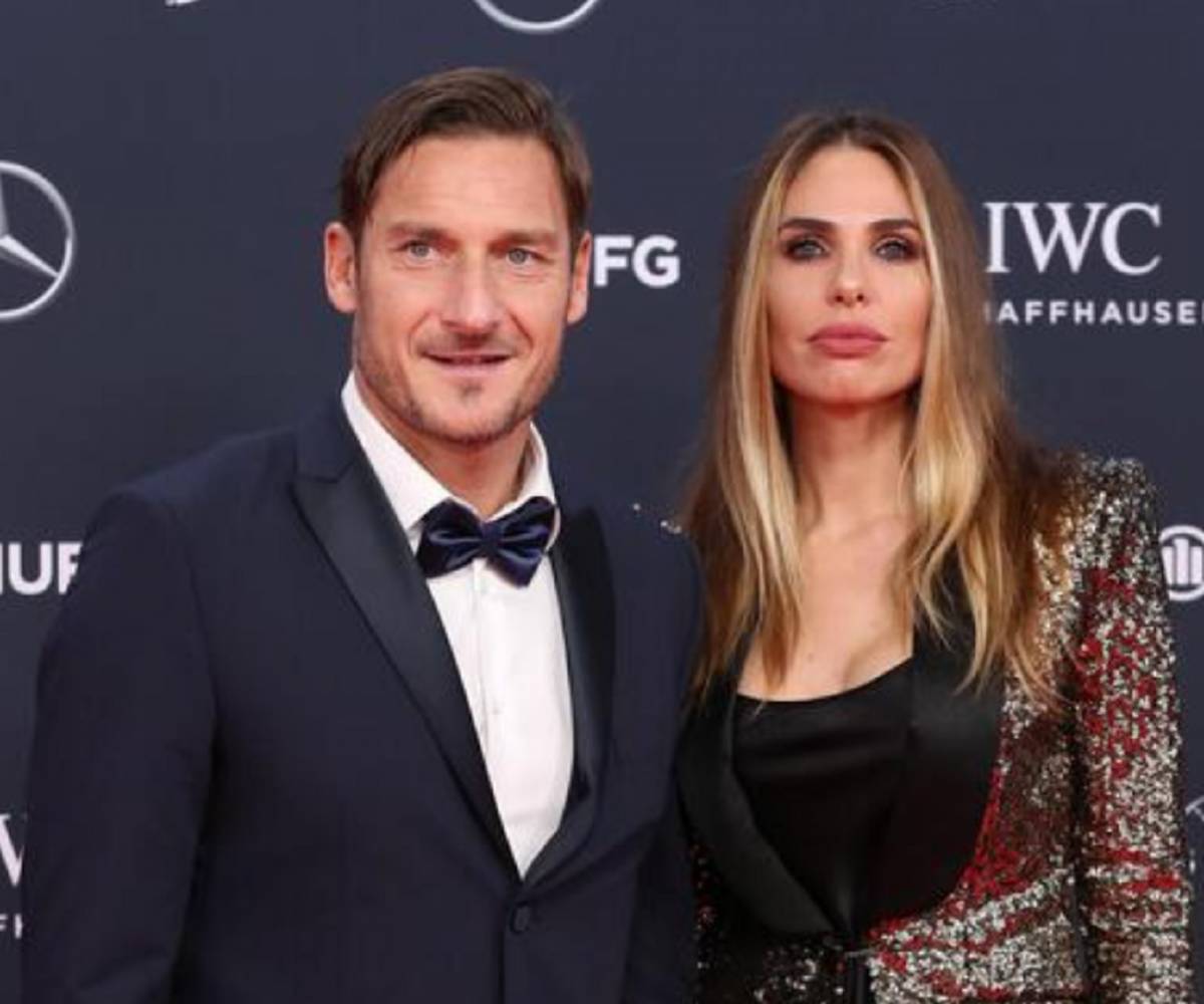 "Chi guadagna di più dal divorzio". La sfida social tra Totti e Ilary