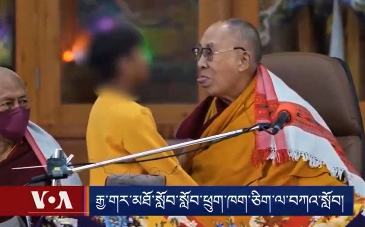 "Mi succhi la lingua?" il video choc del Dalai Lama con un bambino