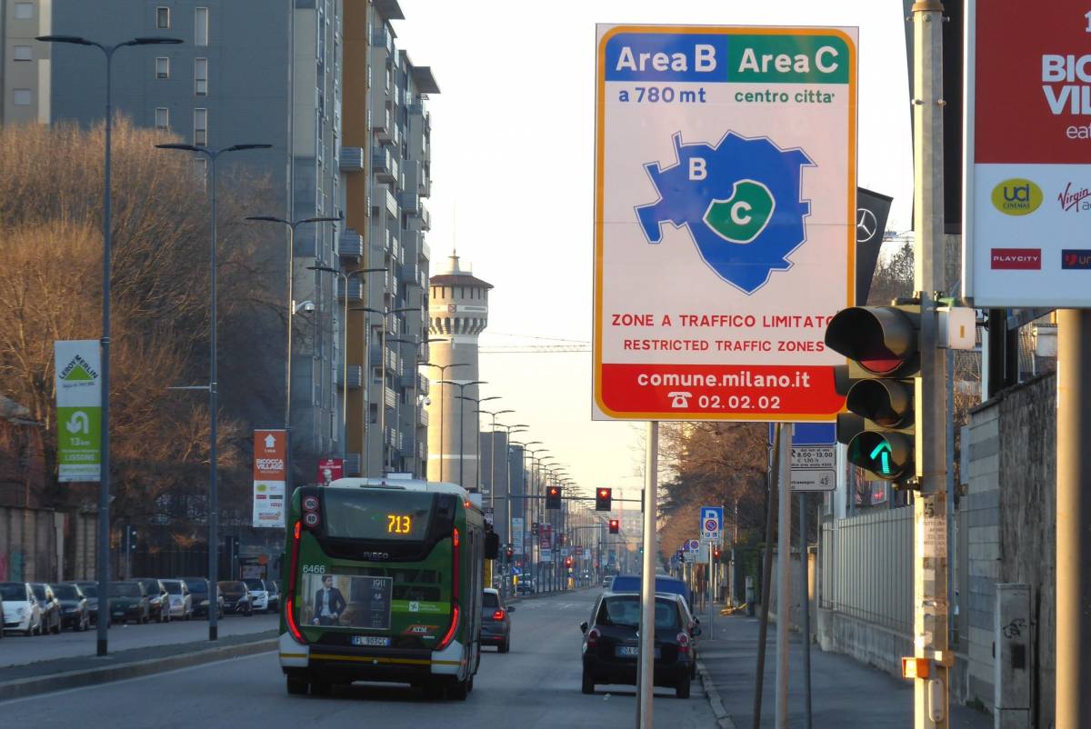 Milano, il Tar annulla l'obbligo dei sensori su camion: "Comune incompetente"