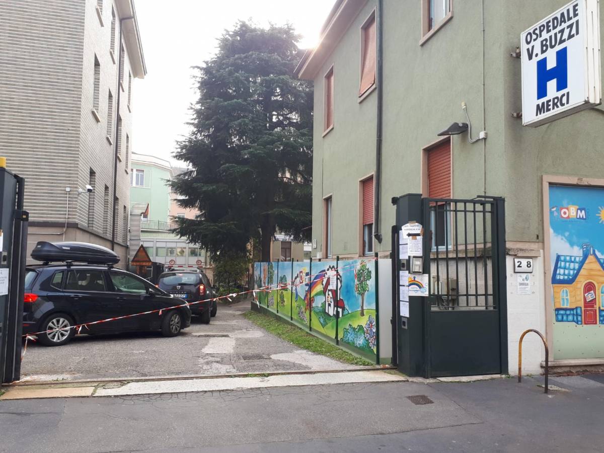 Milano, partorisce in un capannone e porta la neonata in ospedale: "Tenetela voi"