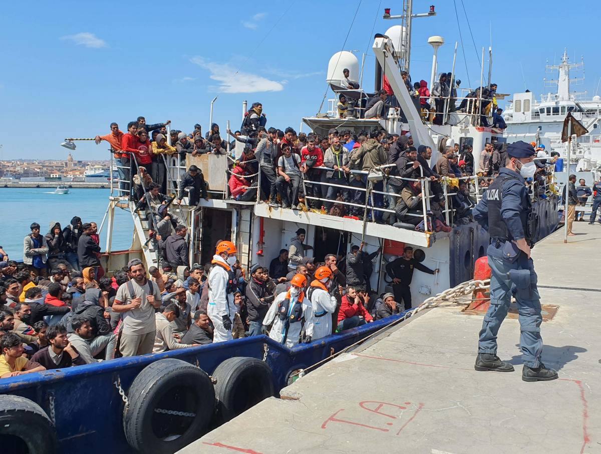 I bengalesi sul barcone sbeffeggiano l'Italia: il passaporto fatto a pezzi e lanciato in mare