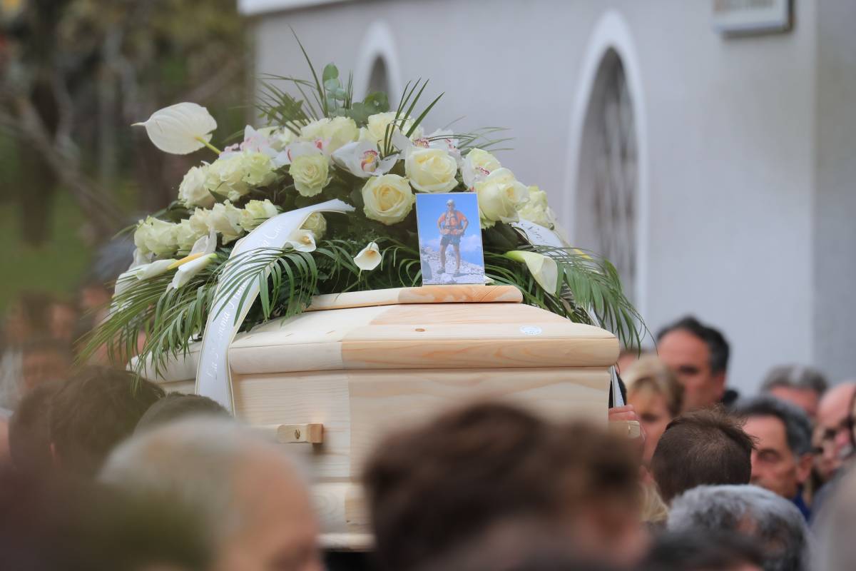 Rabbia ai funerali di Andrea: "Si poteva agire prima"