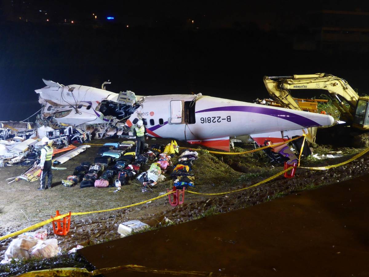  Il disastro dell'aereo TransAsia 235: prima sfiora il taxi, poi s'inabissa nel fiume