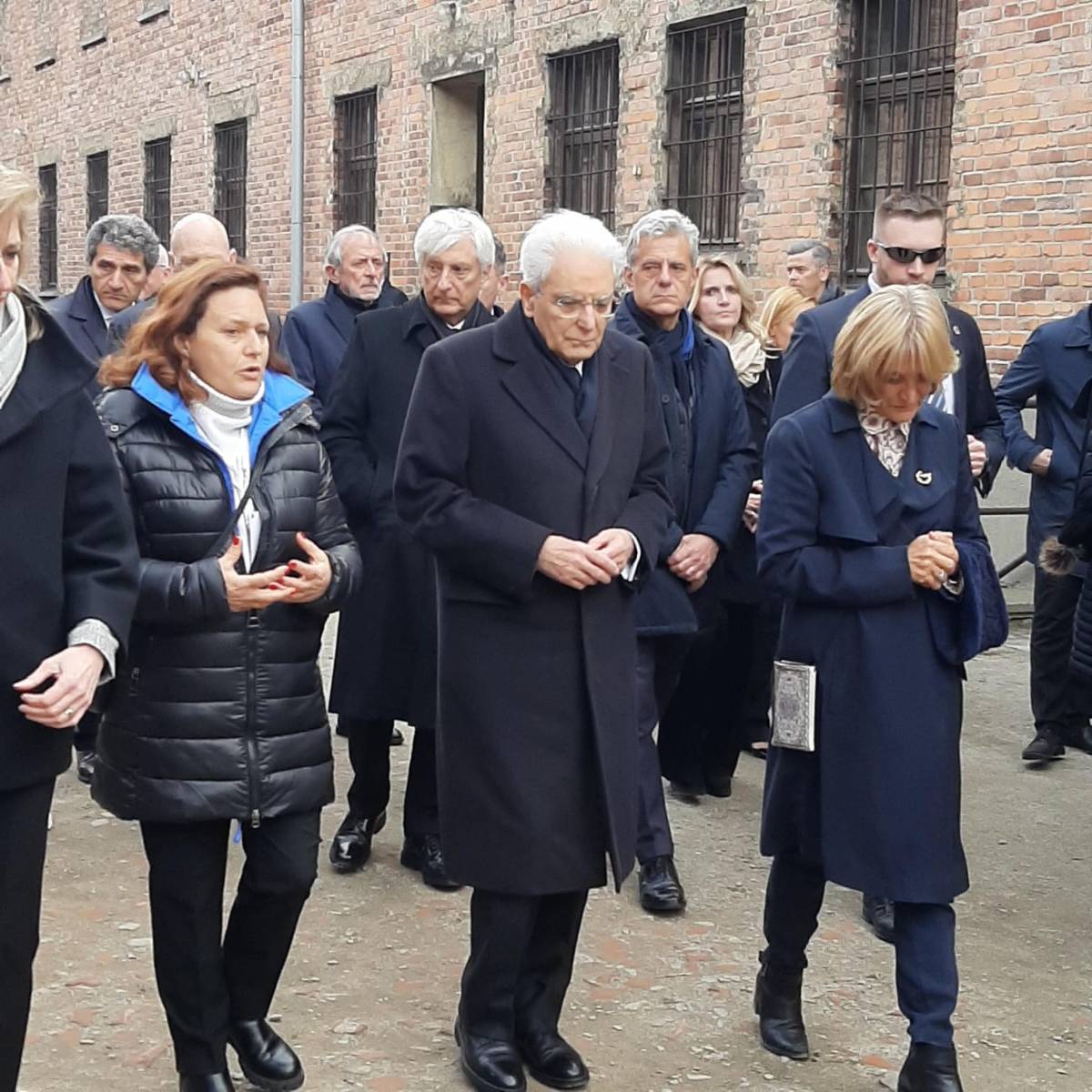 Mattarella ad Auschwitz: "Regimi fascisti complici dell'orrore"