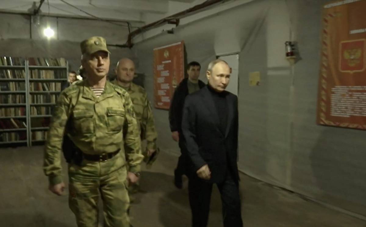 Putin in visita a Kherson poi bombe sul mercato. Zelensky va in Donbass
