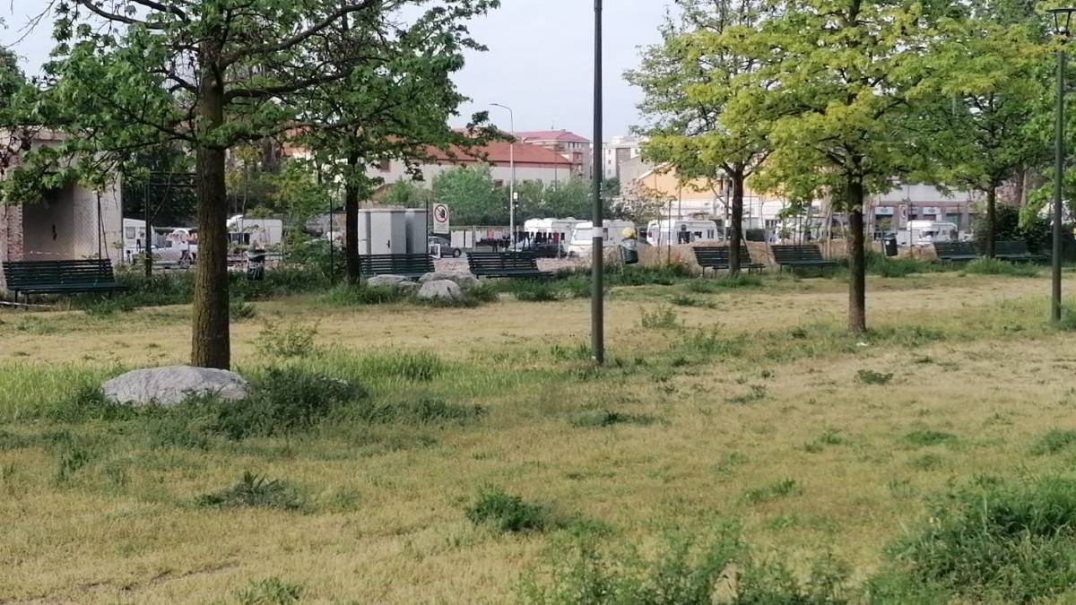 Roulotte dei nomadi in Rubattino. I residenti: "Ci sentiamo sotto assedio"