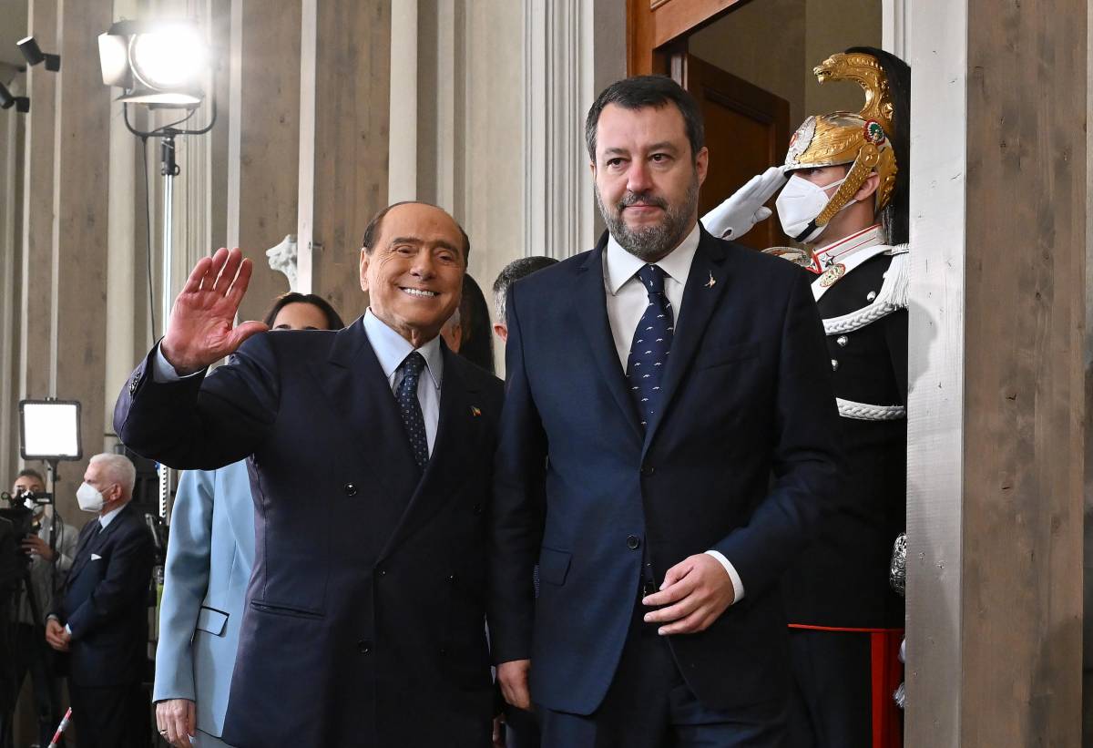 "Che bella sorpresa sentirti". Berlusconi telefona a Salvini e Tajani