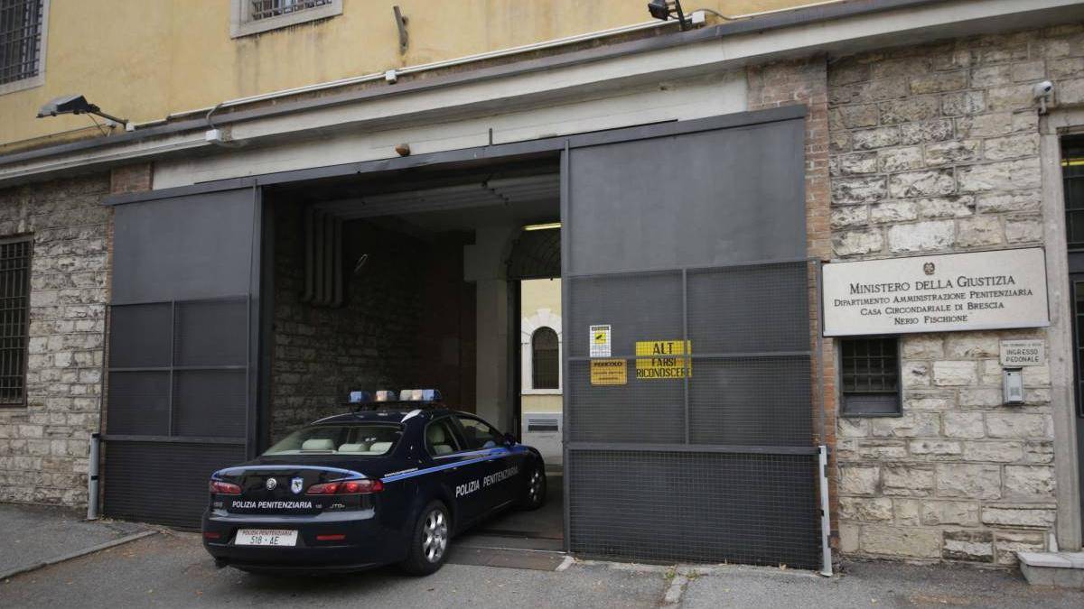 Ore di guerriglia all’interno del carcere bresciano "Nerio Fischione" dove una decina di agenti penitenziari sono stati aggrediti e due sono finiti al Pronto Soccorso degli Spedali Civili di Brescia