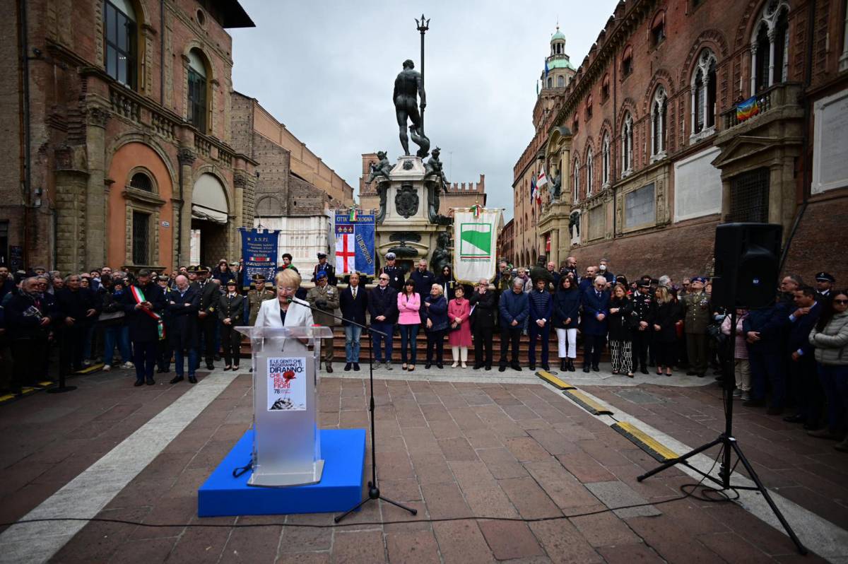 Bologna "la rossa" applaude Bignami e Bernini in piazza per il 25 aprile