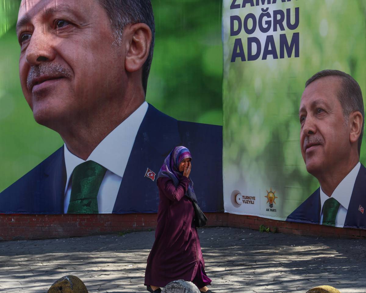 La furia di Erdogan a tre settimane dal voto. Oltre 100 arresti