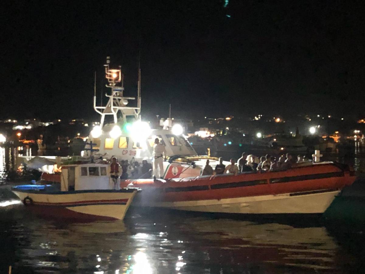 Oltre 500 migranti sbarcati in poche ore: Lampedusa a un passo dal collasso