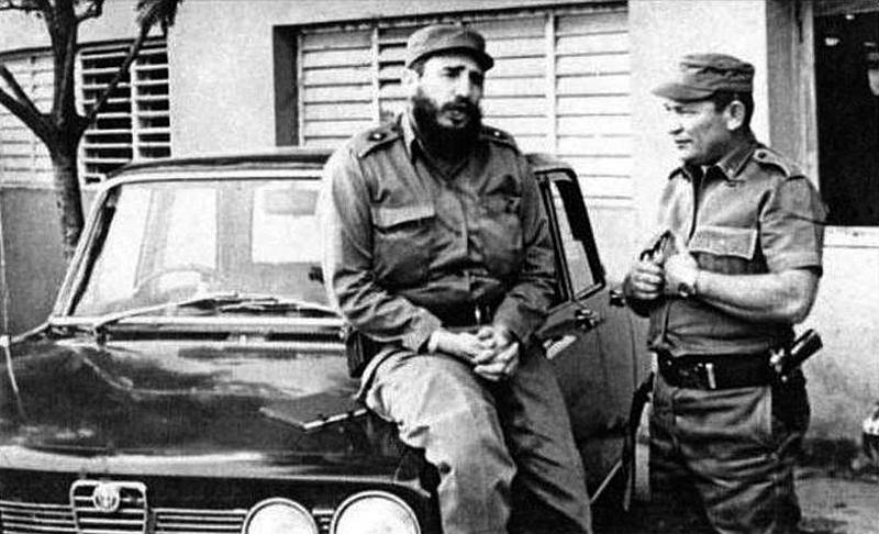 Fidel Castro seduto su un'Alfa Romeo 1750