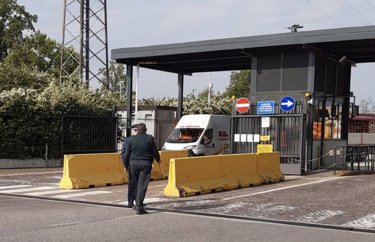 Milano, schiacciato tra due camion dell'Esselunga: muore un operario