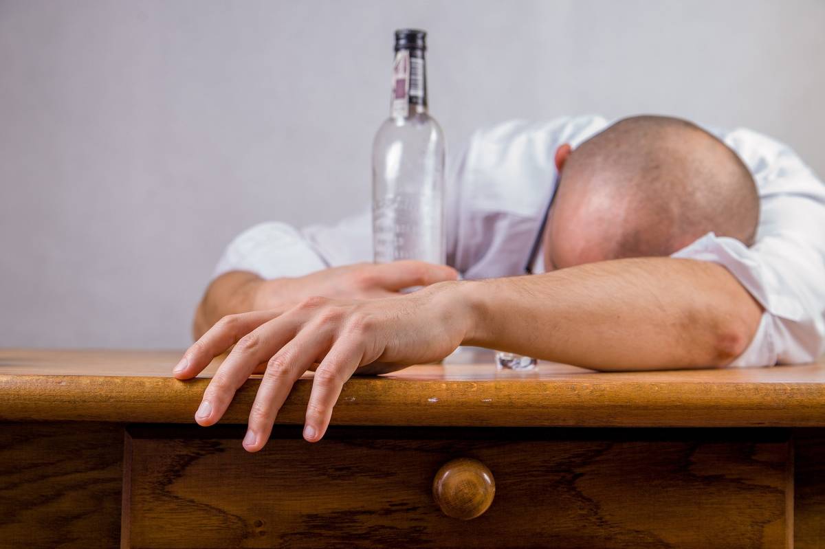 Il consumo di alcol influisce negativamente sul dolore cronico