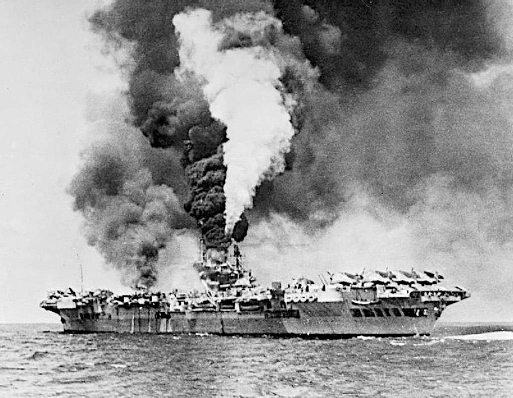La portaerei britannica Formidable seriamente danneggiata da un attacco kamikaze al largo di Okinawa, 3 maggio 1945