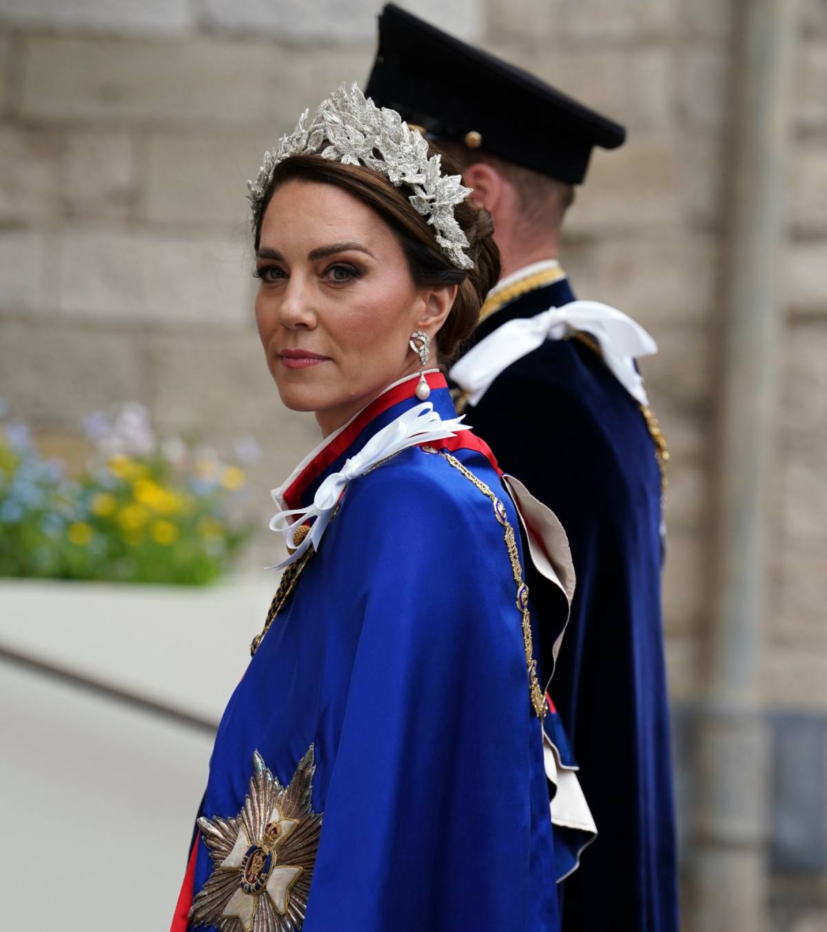 L'eleganza di Kate Middleton: la scelta dell'abito e la coroncina floreale 