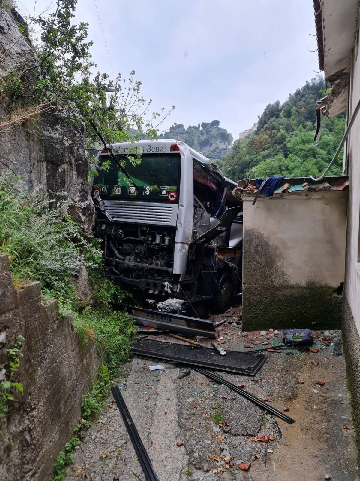 Orrore a Ravello: bus turistico sfonda il guardrail e fa un volo di 20 metri