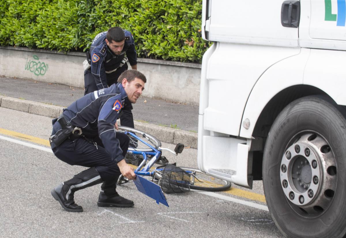 Uomo in bici trascinato e ucciso da un camion. In città è il quarto ciclista travolto in sei mesi