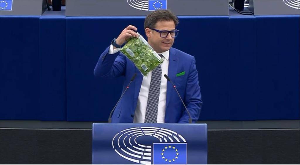 Ciocca (Lega) brandisce l'insalata contro inefficacia dell'Ue