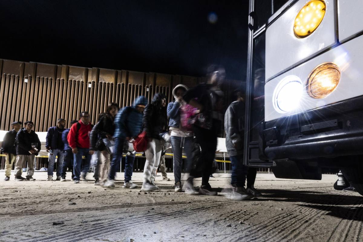 Usa, caos al confine: migliaia di migranti attendono di entrare nel Paese
