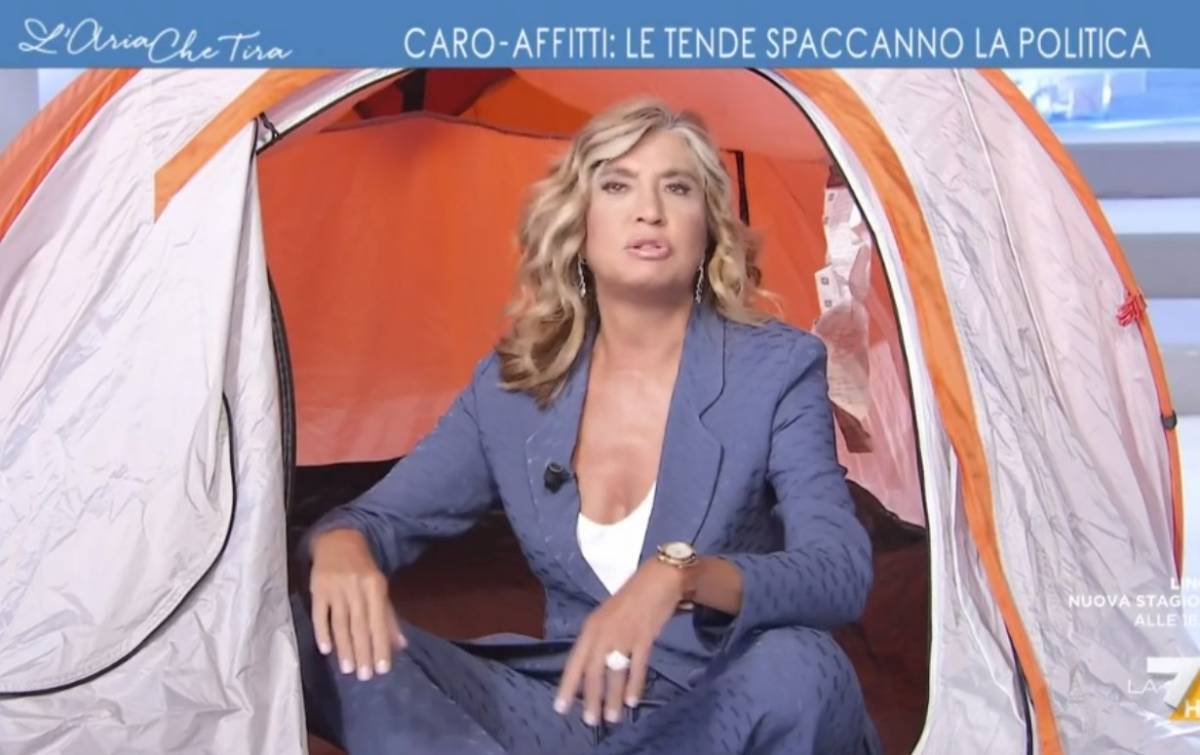 "Protesta sacrosanta": Merlino in tv dentro una tenda. Pioggia di ironie