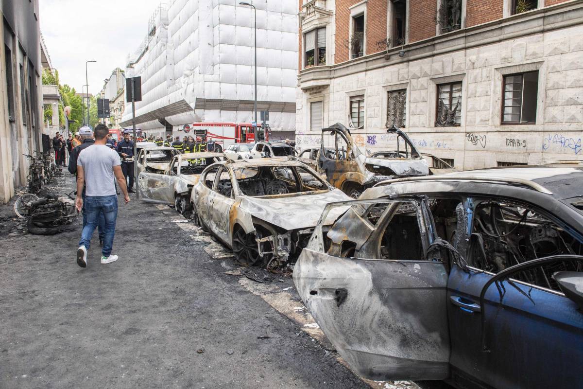 Le vetture incendiate a seguito dell'esplosione del camion in via Pier Lombardo a Milano