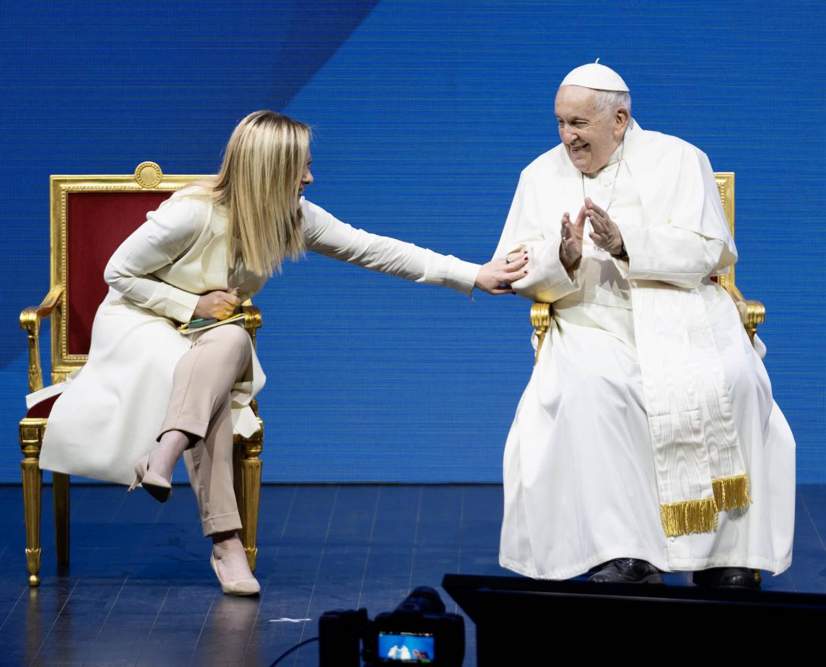 “Ci siamo vestiti uguali”. Il Papa scherza con Giorgia Meloni