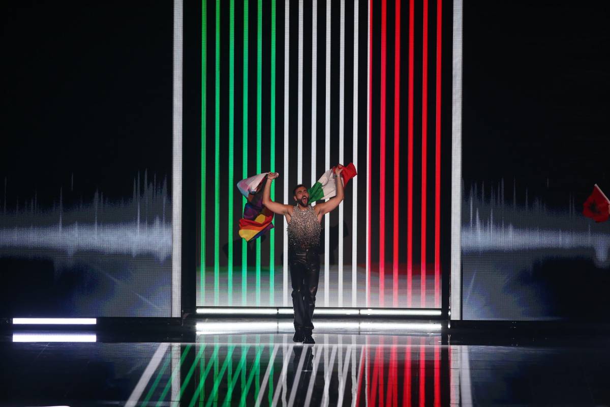 Lo spot Lgbt di Mengoni all'Eurovision: entra in gara con due bandiere