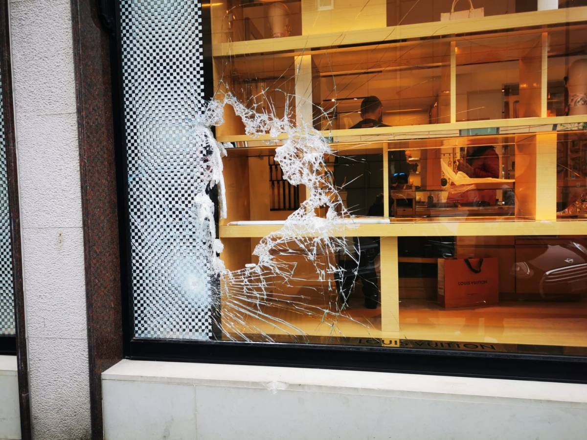 Palermo, banda distrugge e saccheggia la boutique di Louis Vuitton