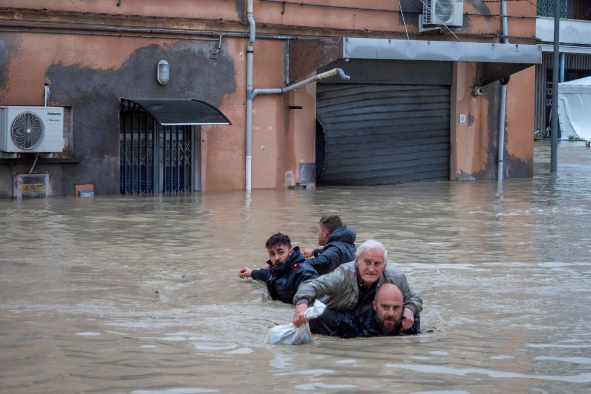 L'anziano portato in spalle, la neonata, l'avvocato: le storie dei sopravvissuti all'alluvione