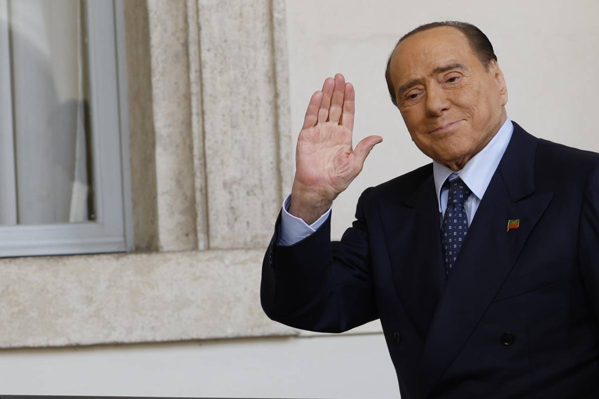 Berlusconi: "È stata dura... Ora rinnovo Forza Italia"