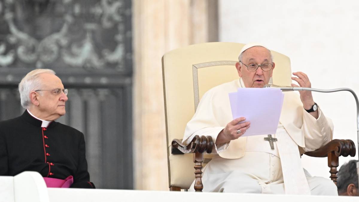 Francesco manda in soffitta la "Costituzione" di Giovanni Paolo II