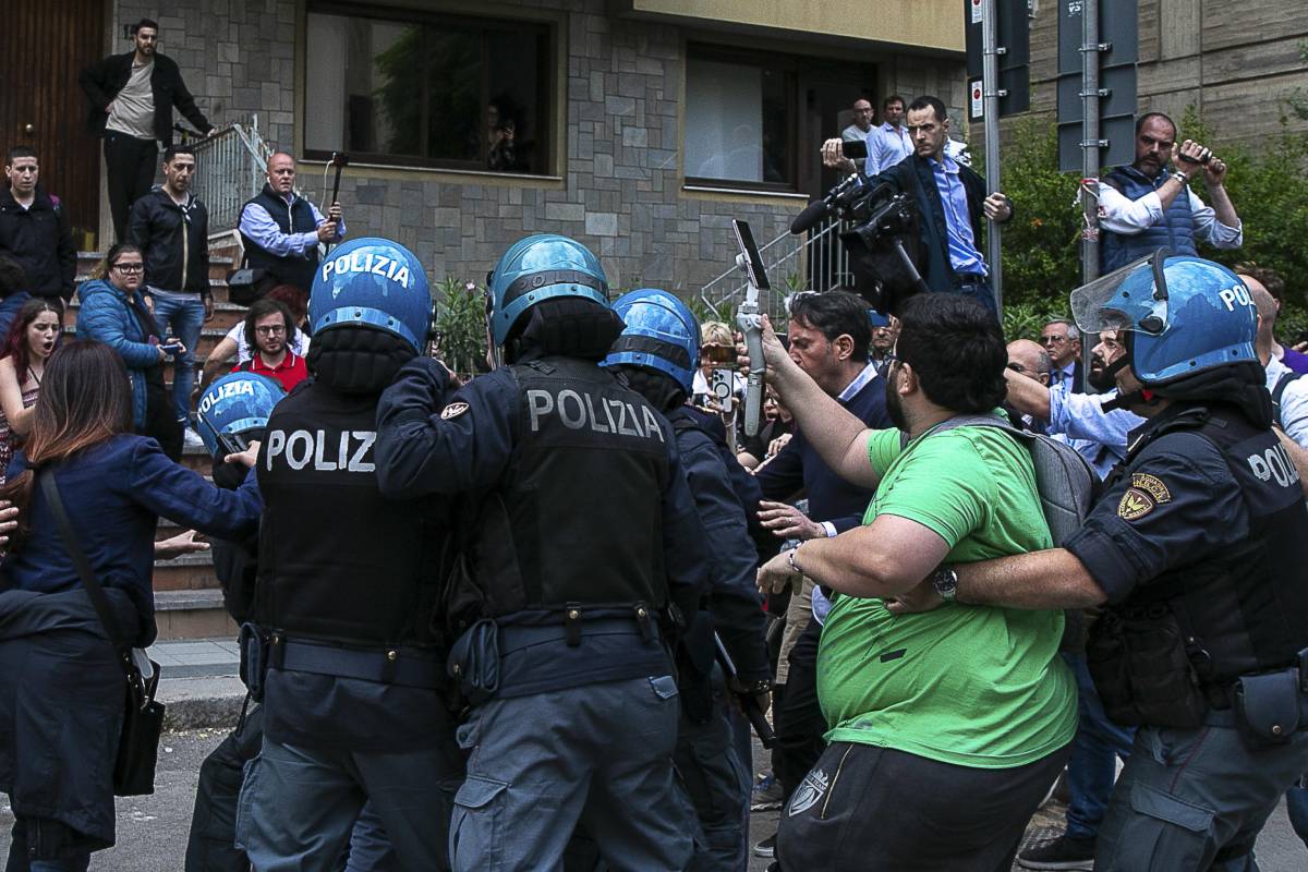 “Oscenità concettuale”. Tre poliziotti feriti negli scontri di Palermo