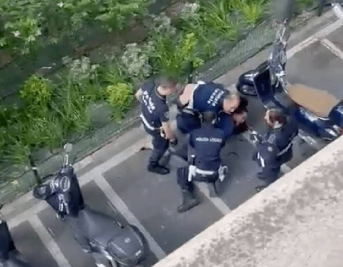 Video choc a Milano: manganellate e botte a un trans in strada. Ora è bufera sui vigili